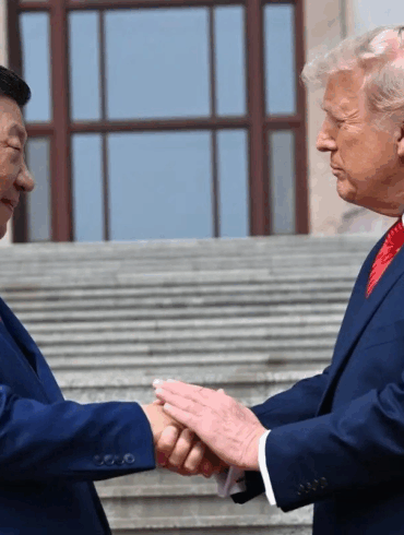 Xi Jinping y Donald Trump se estrechan la mano frente a las escalinatas del Gran Salón del Pueblo durante la cumbre bilateral de Pekín