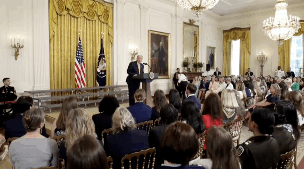Donald Trump habla en el podio presidencial de la Casa Blanca con el sello de la Presidencia de Estados Unidos visible
