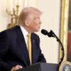 Donald Trump habla ante una audiencia de mujeres y militares en el Salón Este de la Casa Blanca durante el Día de las Madres