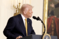 Donald Trump habla ante una audiencia de mujeres y militares en el Salón Este de la Casa Blanca durante el Día de las Madres
