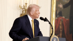 Donald Trump habla ante una audiencia de mujeres y militares en el Salón Este de la Casa Blanca durante el Día de las Madres