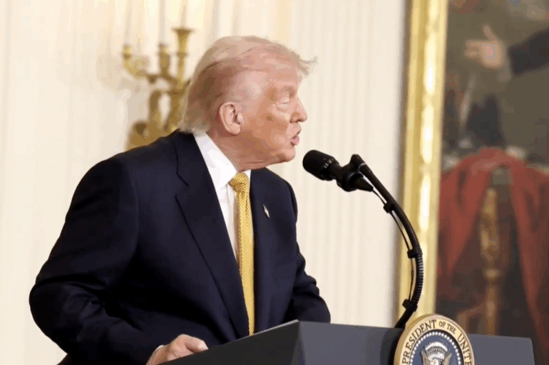 Donald Trump habla ante una audiencia de mujeres y militares en el Salón Este de la Casa Blanca durante el Día de las Madres