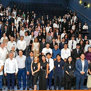 Estudiantes participan en la inauguración del UJATMUN VI en la UJAT de Villahermosa, Tabasco, encabezada por Guillermo Narváez Osorio.