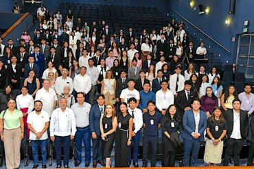 Estudiantes participan en la inauguración del UJATMUN VI en la UJAT de Villahermosa, Tabasco, encabezada por Guillermo Narváez Osorio.