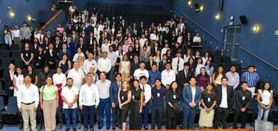Estudiantes participan en la inauguración del UJATMUN VI en la UJAT de Villahermosa, Tabasco, encabezada por Guillermo Narváez Osorio.