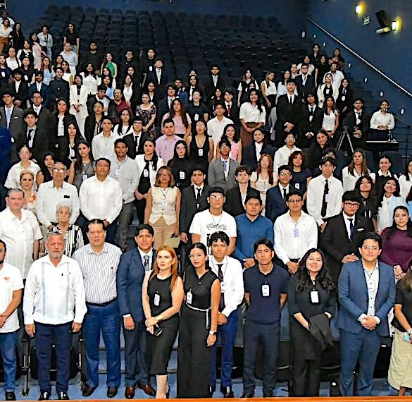 Estudiantes participan en la inauguración del UJATMUN VI en la UJAT de Villahermosa, Tabasco, encabezada por Guillermo Narváez Osorio.