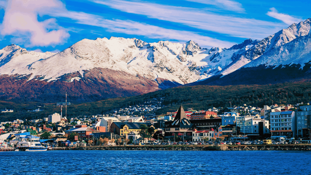 Vista panorámica del puerto y la ciudad de Ushuaia, en Tierra del Fuego, Argentina, con la cordillera fueguina nevada al fondo. Punto de partida del crucero MV Hondius el 1 de abril.