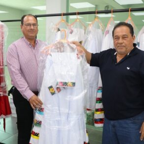 Entrega de vestuarios folklóricos del DIF Nacajuca al ballet Alma Yokot’an para la Feria Tabasco 2026.