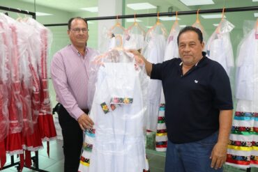 Entrega de vestuarios folklóricos del DIF Nacajuca al ballet Alma Yokot’an para la Feria Tabasco 2026.