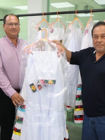 Entrega de vestuarios folklóricos del DIF Nacajuca al ballet Alma Yokot’an para la Feria Tabasco 2026.