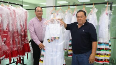 Entrega de vestuarios folklóricos del DIF Nacajuca al ballet Alma Yokot’an para la Feria Tabasco 2026.