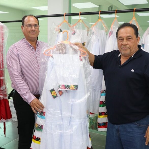 Entrega de vestuarios folklóricos del DIF Nacajuca al ballet Alma Yokot’an para la Feria Tabasco 2026.