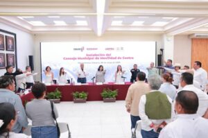 Integrantes del Consejo Municipal de Movilidad de Centro rinden protesta durante la instalación del órgano en Villahermosa.
