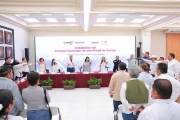 Integrantes del Consejo Municipal de Movilidad de Centro rinden protesta durante la instalación del órgano en Villahermosa.