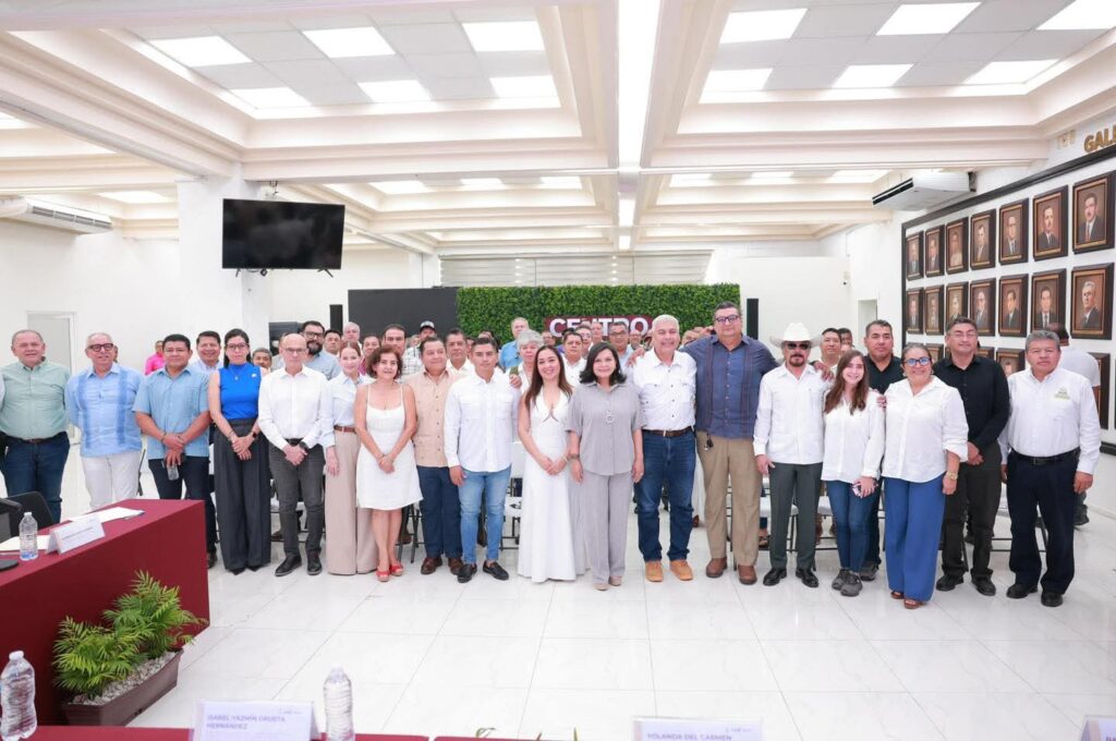 Yolanda Osuna y representantes de gobierno, academia, sociedad y transportistas posan tras instalar el Consejo Municipal de Movilidad de Centro.