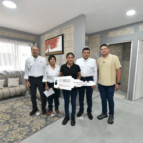 Beneficiaria recibe las llaves de una vivienda del fraccionamiento Infonavit Samanes en Comalcalco, Tabasco, junto a autoridades federales, estatales y municipales.
