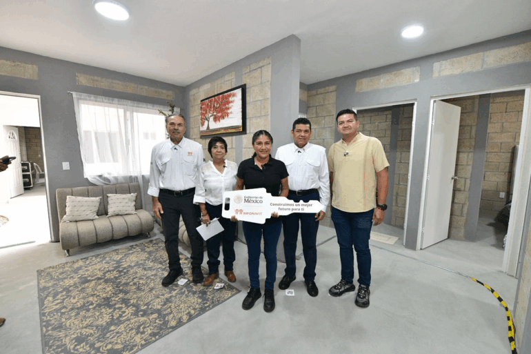 Beneficiaria recibe las llaves de una vivienda del fraccionamiento Infonavit Samanes en Comalcalco, Tabasco, junto a autoridades federales, estatales y municipales.