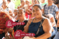 Dos mujeres beneficiarias sostienen llaves simbólicas del programa Viviendas del Bienestar durante entrega en municipio de Centro, Tabasco, mayo 2026