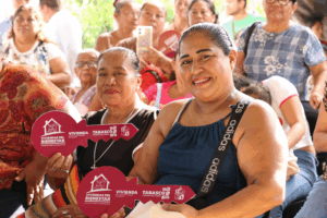 Dos mujeres beneficiarias sostienen llaves simbólicas del programa Viviendas del Bienestar durante entrega en municipio de Centro, Tabasco, mayo 2026
