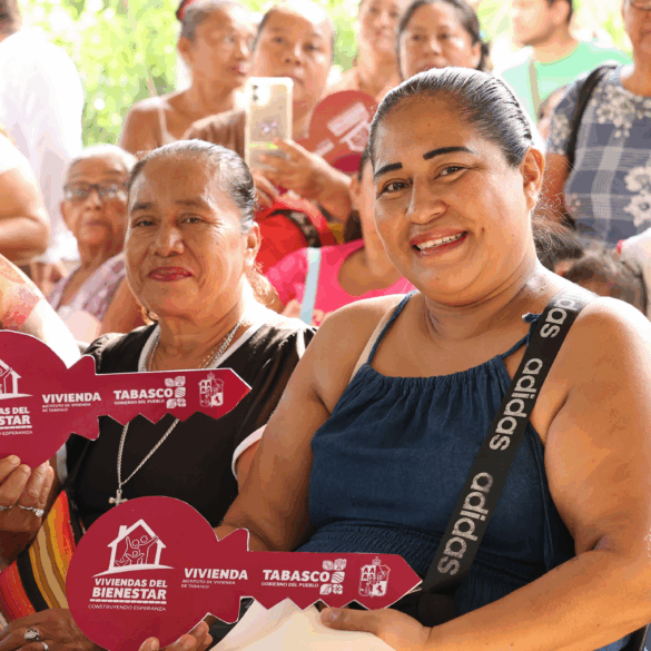 Dos mujeres beneficiarias sostienen llaves simbólicas del programa Viviendas del Bienestar durante entrega en municipio de Centro, Tabasco, mayo 2026