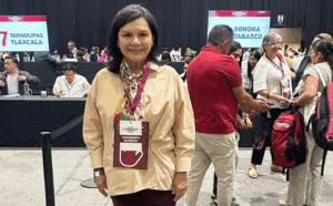 Yolanda Osuna, alcaldesa del municipio de Centro, Tabasco, portando su gafete de Congresista Nacional durante el VIII Congreso Nacional Extraordinario de Morena celebrado el 3 de mayo de 2026 en el World Trade Center de la Ciudad de México, con la delegación de Tabasco visible al fondo