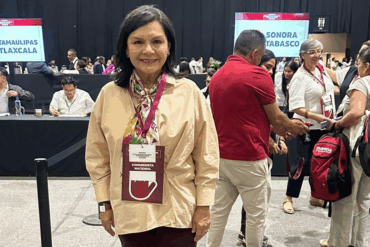 Yolanda Osuna, alcaldesa del municipio de Centro, Tabasco, portando su gafete de Congresista Nacional durante el VIII Congreso Nacional Extraordinario de Morena celebrado el 3 de mayo de 2026 en el World Trade Center de la Ciudad de México, con la delegación de Tabasco visible al fondo