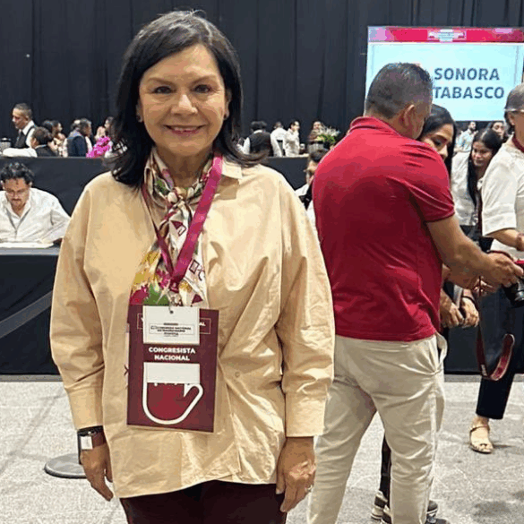 Yolanda Osuna, alcaldesa del municipio de Centro, Tabasco, portando su gafete de Congresista Nacional durante el VIII Congreso Nacional Extraordinario de Morena celebrado el 3 de mayo de 2026 en el World Trade Center de la Ciudad de México, con la delegación de Tabasco visible al fondo