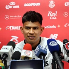 Jesús Gallardo ofrece una conferencia de prensa con Toluca antes de incorporarse a la Selección Mexicana para el Mundial 2026.