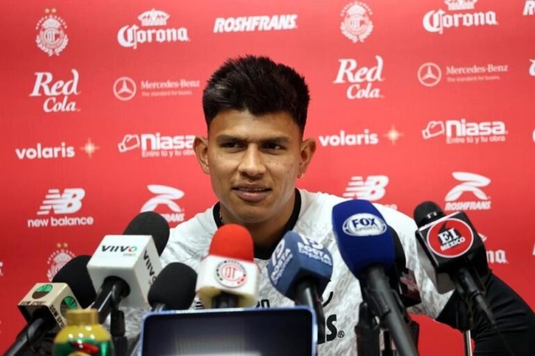 Jesús Gallardo ofrece una conferencia de prensa con Toluca antes de incorporarse a la Selección Mexicana para el Mundial 2026.