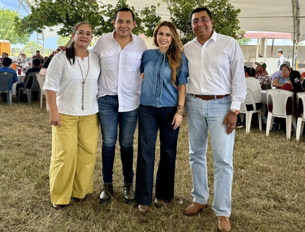 Karla Rabelo Estrada, coordinadora estatal de Movimiento Ciudadano en Tabasco, posa junto a Irving Coop Castro, precandidato de MC por Balancán y político vinculado al adancismo, durante una gira en territorio tabasqueño.