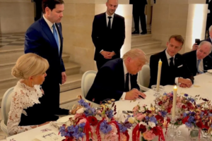 Trump firma el Memorando de Islamabad en una cena en Versalles