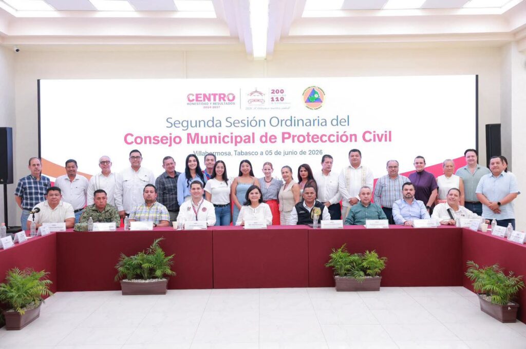 Funcionarios de Protección Civil, Conagua y el Ayuntamiento de Centro presentan pronósticos meteorológicos durante una sesión de trabajo en Villahermosa.