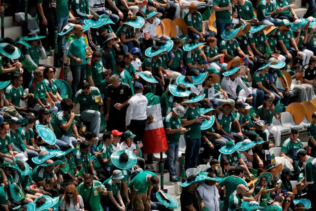 Aficionados mexicanos con sombreros verdes en las tribunas durante el partido inaugural del Mundial 2026.
