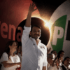 Arte editorial que combina una fotografía de Andrés Manuel López Beltrán en mitin con una composición gráfica de los logos de Morena y el PRI separados por un eclipse, ilustrando el reportaje sobre las elecciones al Congreso de Coahuila del 7 de junio de 2026