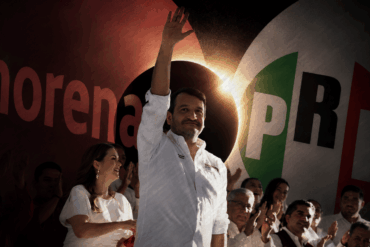 Arte editorial que combina una fotografía de Andrés Manuel López Beltrán en mitin con una composición gráfica de los logos de Morena y el PRI separados por un eclipse, ilustrando el reportaje sobre las elecciones al Congreso de Coahuila del 7 de junio de 2026