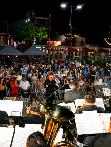 Celebración del aniversario de Nacajuca con gala sinfónica y actividades culturales en el parque central del municipio.