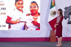 Claudia Sheinbaum presenta avances de las Becas para el Bienestar que benefician a más de 12.8 millones de estudiantes en México.