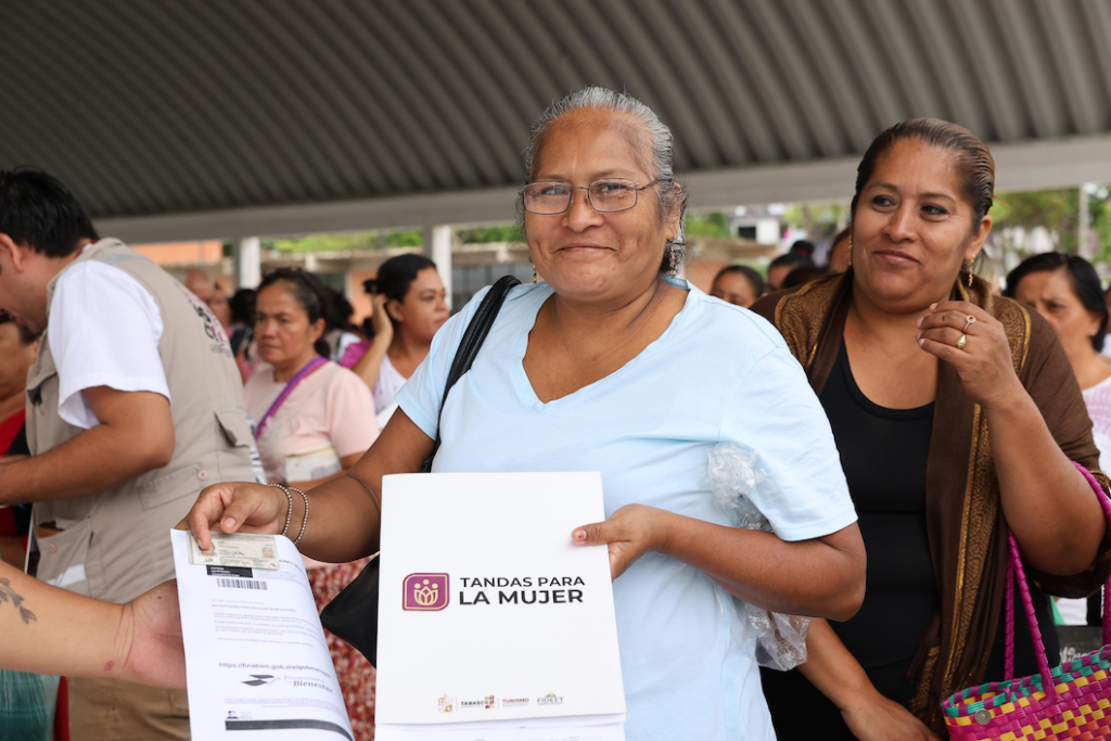 Beneficiaria muestra la documentación y carpeta del programa Tandas para la Mujer durante la jornada de entrega en Cárdenas.