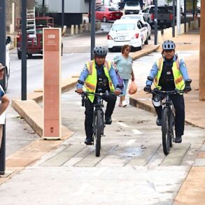 Elementos de la Policía Metropolitana realizan Bici Patrullaje en el Malecón Carlos A. Madrazo de Villahermosa para reforzar la seguridad.