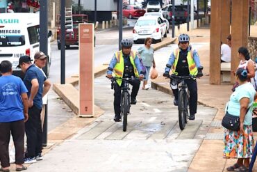 Elementos de la Policía Metropolitana realizan Bici Patrullaje en el Malecón Carlos A. Madrazo de Villahermosa para reforzar la seguridad.