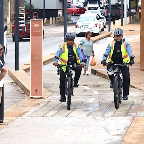 Elementos de la Policía Metropolitana realizan Bici Patrullaje en el Malecón Carlos A. Madrazo de Villahermosa para reforzar la seguridad.