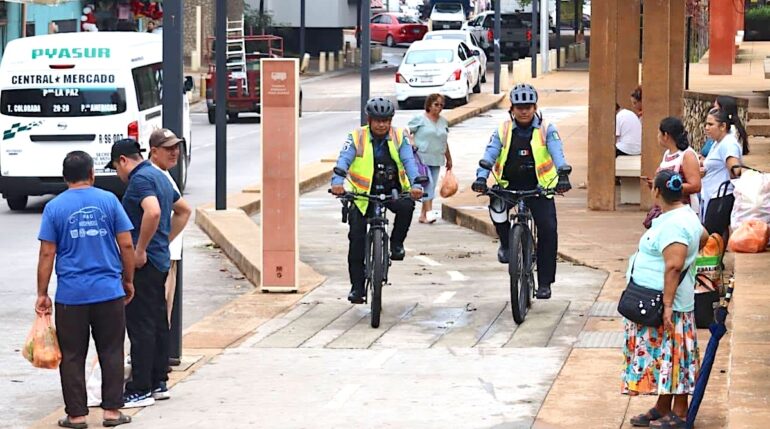 Elementos de la Policía Metropolitana realizan Bici Patrullaje en el Malecón Carlos A. Madrazo de Villahermosa para reforzar la seguridad.