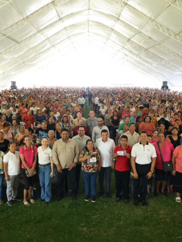 Miles de personas asisten a la entrega del programa Bienestar en tu Mesa en Nacajuca, Tabasco.