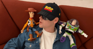 Bizarrap participa en Toy Story 5 como la voz de Santa de Jardín en la versión en español para Latinoamérica y Espa