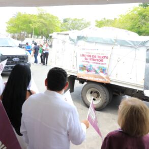 Camión con paquetes de libros de texto gratuitos durante el inicio de distribución en Tabasco.
