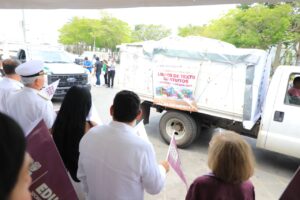 Camión con paquetes de libros de texto gratuitos durante el inicio de distribución en Tabasco.