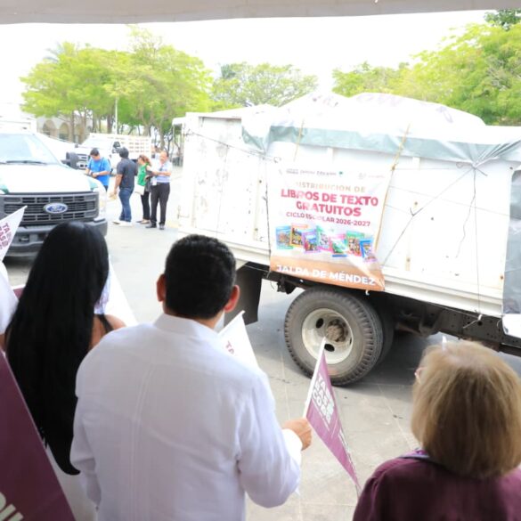 Camión con paquetes de libros de texto gratuitos durante el inicio de distribución en Tabasco.