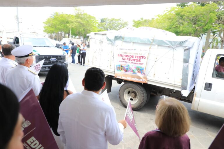 Camión con paquetes de libros de texto gratuitos durante el inicio de distribución en Tabasco.
