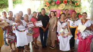 Autoridades del DIF Municipal y Gobierno de Nacajuca durante la clausura de los Talleres de Corte y Confección que fortalecen el desarrollo de mujeres en Tabasco.