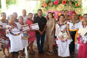 Autoridades del DIF Municipal y Gobierno de Nacajuca durante la clausura de los Talleres de Corte y Confección que fortalecen el desarrollo de mujeres en Tabasco.